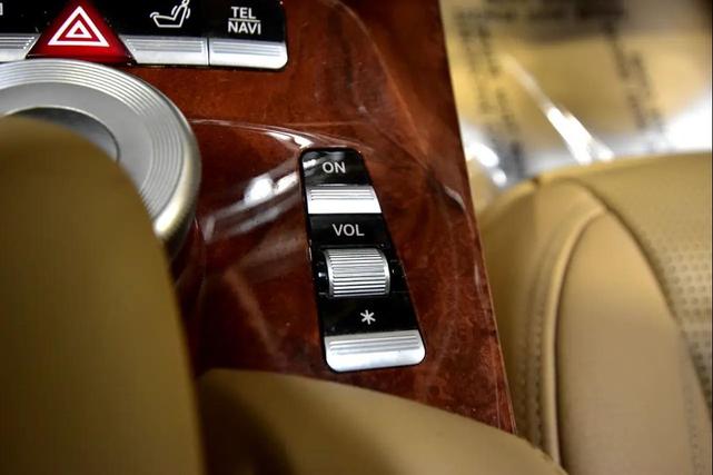 Photo of 2010 Pearl White Mercedes-Benz S-Class