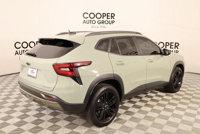 Photo of 2025 Green Chevrolet Trax
