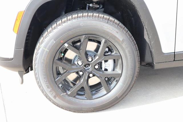 Photo of 2025 Silver Zynith Jeep Grand Cherokee L