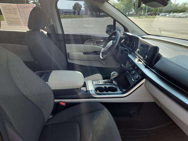 Photo of 2023 Silky Silver Kia Carnival