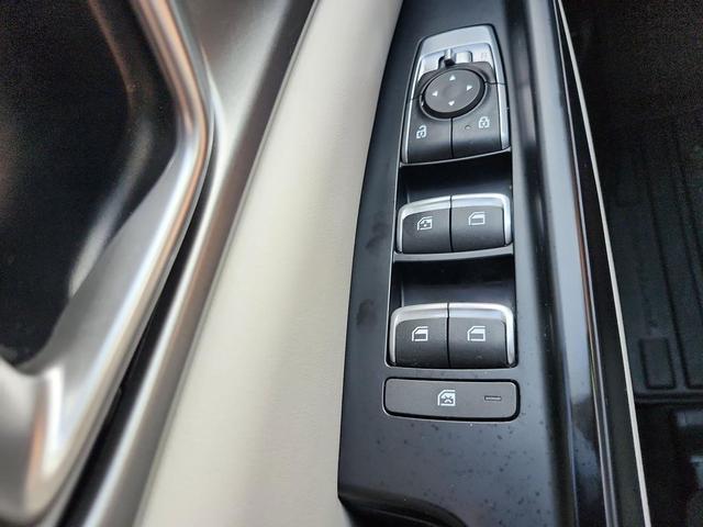 Photo of 2023 Silky Silver Kia Carnival