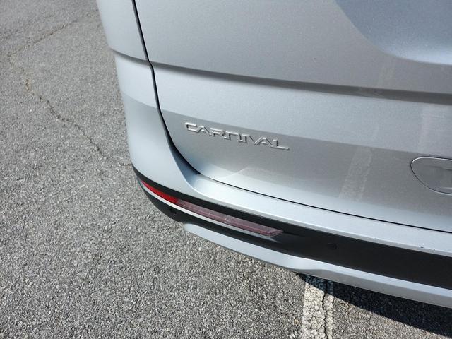 Photo of 2023 Silky Silver Kia Carnival