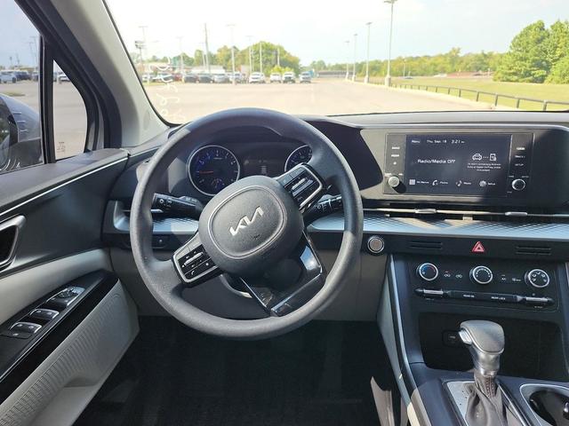 Photo of 2023 Silky Silver Kia Carnival