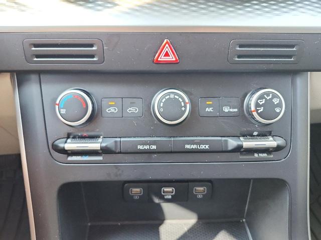 Photo of 2023 Silky Silver Kia Carnival