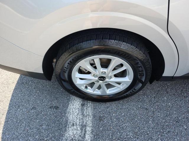 Photo of 2023 Silky Silver Kia Carnival