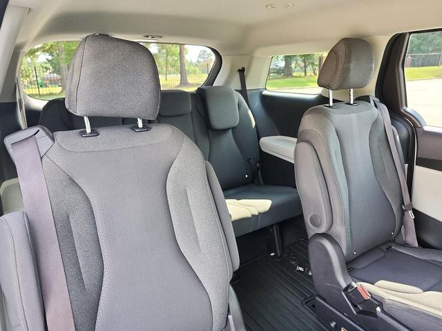 Photo of 2023 Silky Silver Kia Carnival