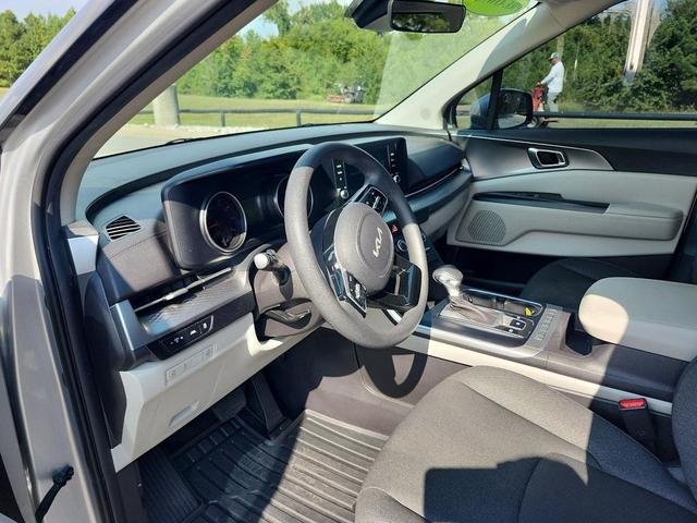 Photo of 2023 Silky Silver Kia Carnival