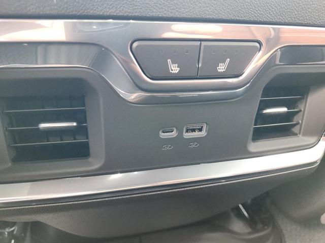 Photo of 2026 Glacier White Tricoat GMC Sierra 1500
