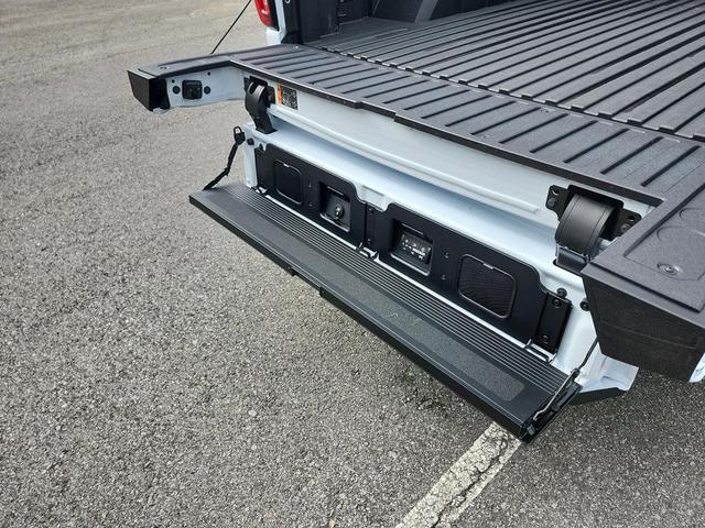 Photo of 2026 Glacier White Tricoat GMC Sierra 1500