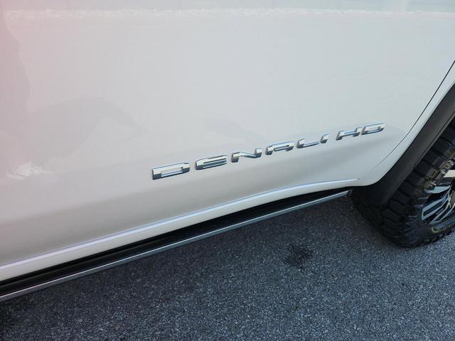 Photo of 2024 White Frost Tricoat GMC Sierra 2500