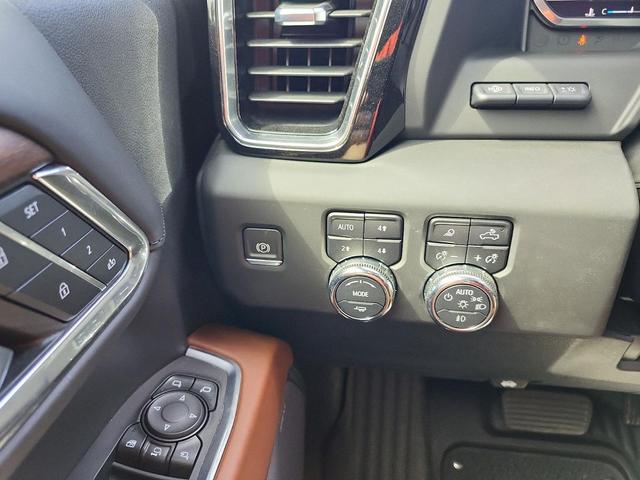 Photo of 2024 White Frost Tricoat GMC Sierra 2500