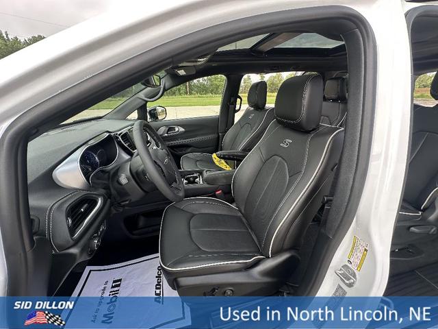 Photo of 2025 White Chrysler Pacifica Hybrid