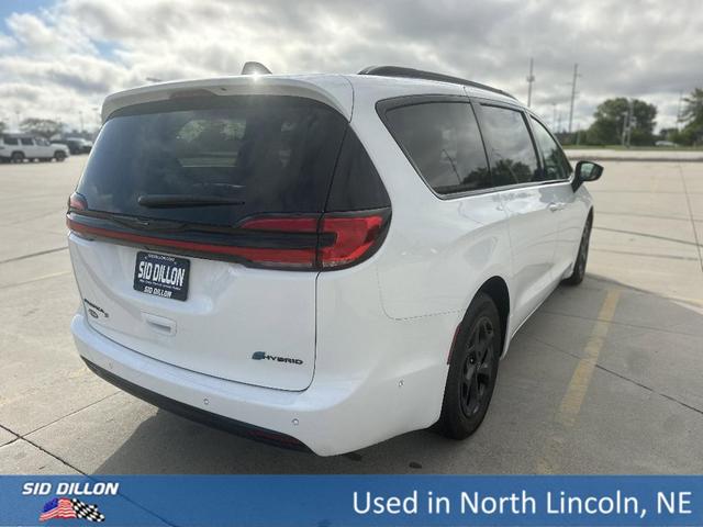 Photo of 2025 White Chrysler Pacifica Hybrid