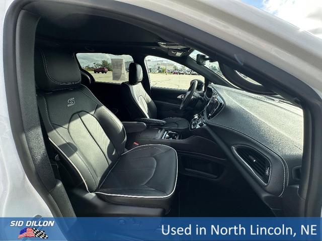 Photo of 2025 White Chrysler Pacifica Hybrid