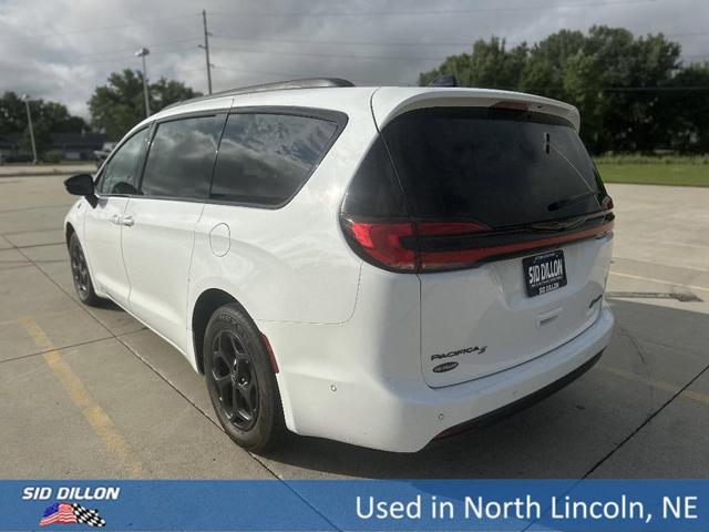 Photo of 2025 White Chrysler Pacifica Hybrid