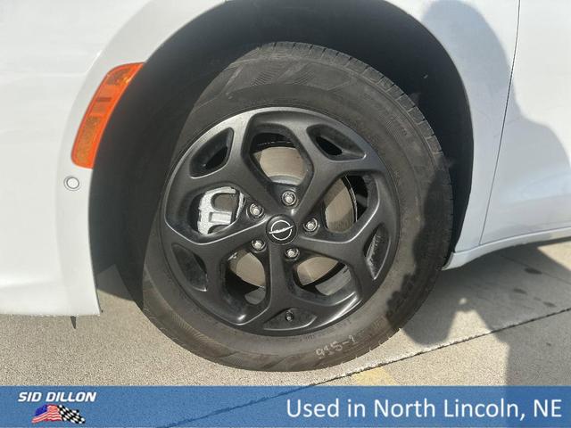 Photo of 2025 White Chrysler Pacifica Hybrid