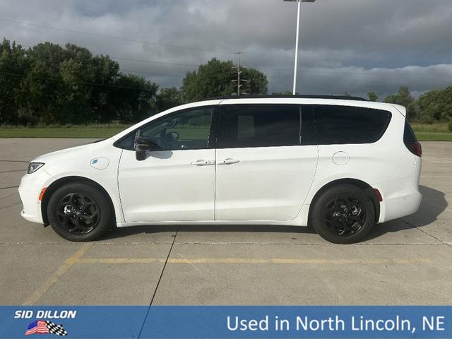 Photo of 2025 White Chrysler Pacifica Hybrid