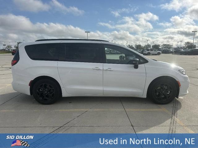 Photo of 2025 White Chrysler Pacifica Hybrid