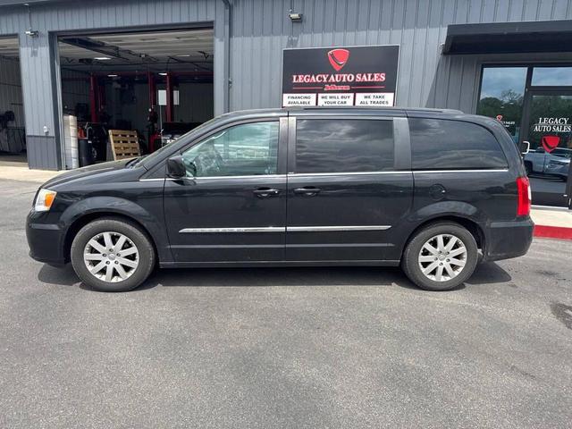 Photo of 2013 Brilliant Black Crystal Pearlcoat Chrysler Town & Country