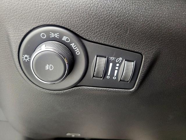 Photo of 2022 White Jeep Compass