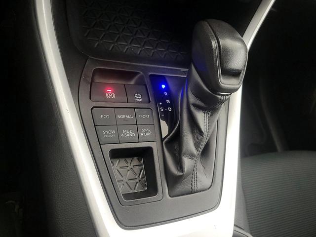 Photo of 2021 White Toyota RAV4
