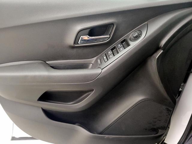 Photo of 2016 White Chevrolet Trax