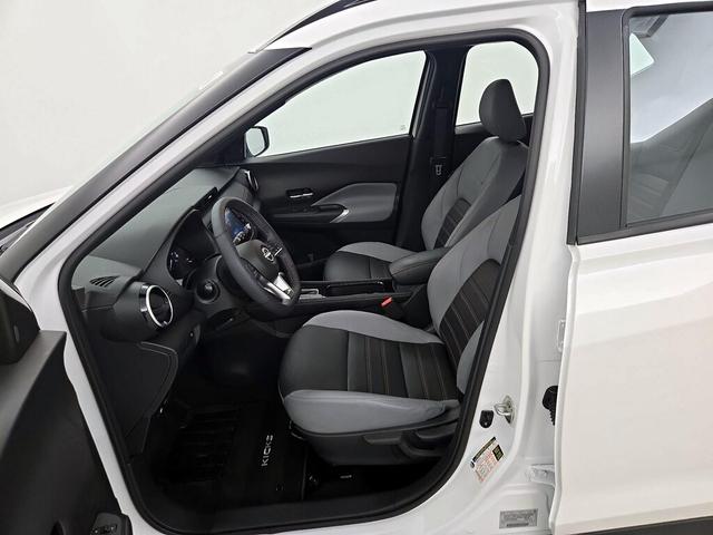 Photo of 2024 Pearl Nissan Kicks