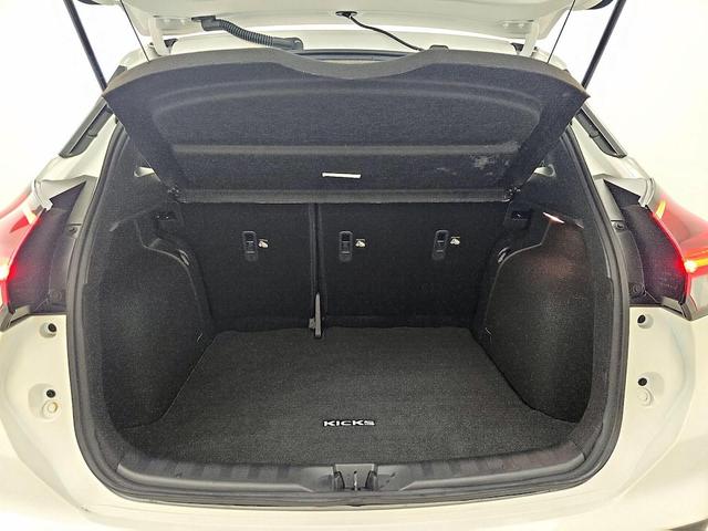 Photo of 2024 Pearl Nissan Kicks