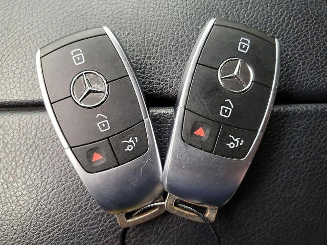 Photo of 2021 Gray Mercedes-Benz GLC 300