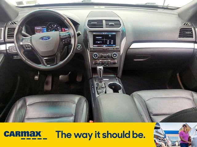 Photo of 2016 Gray Ford Explorer