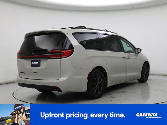 Photo of 2021 White Chrysler Pacifica