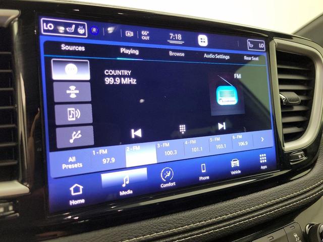 Photo of 2021 White Chrysler Pacifica
