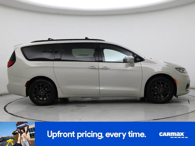 Photo of 2021 White Chrysler Pacifica