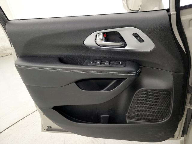 Photo of 2021 White Chrysler Pacifica