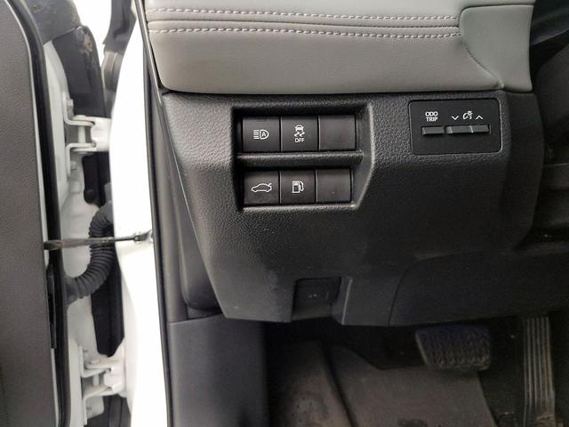 Photo of 2019 White Toyota Avalon