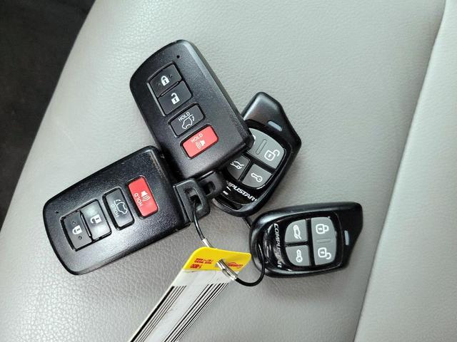 Photo of 2014 White Toyota RAV4