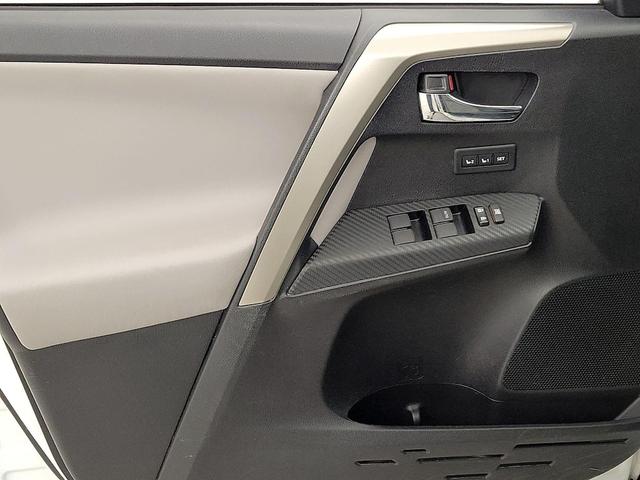 Photo of 2014 White Toyota RAV4