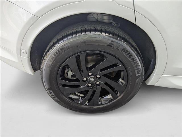 Photo of 2024 Fuji White Land Rover Discovery Sport