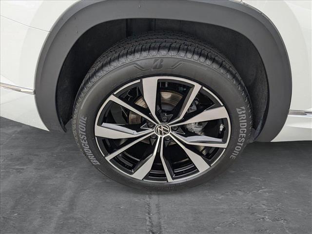 Photo of 2024 Opal White Pearl Volkswagen Atlas