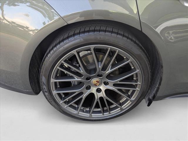 Photo of 2022 Aventurine Green Metallic Porsche Panamera