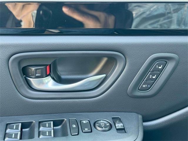 Photo of 2025 Platinum White Pearl Honda Pilot