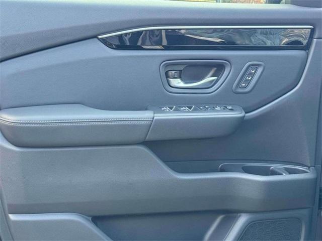 Photo of 2025 Platinum White Pearl Honda Pilot