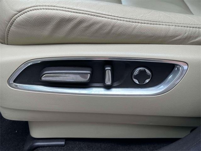 Photo of 2020 White Acura MDX