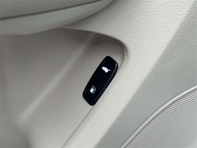 Photo of 2020 White Acura MDX