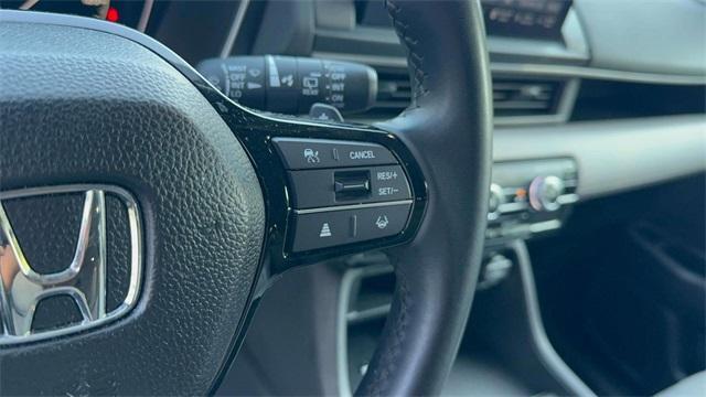 Photo of 2025 White Honda Pilot
