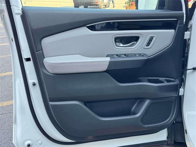 Photo of 2025 White Honda Pilot