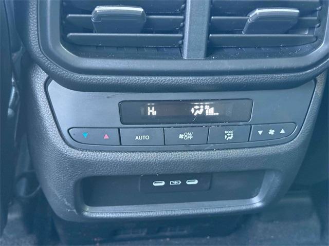 Photo of 2025 White Honda Pilot