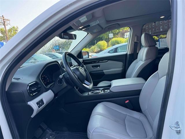 Photo of 2025 White Honda Pilot