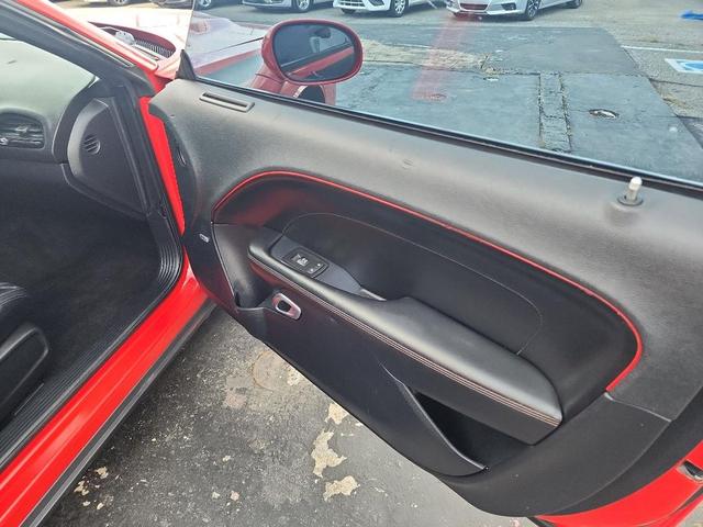 Photo of 2016 RED Dodge Challenger