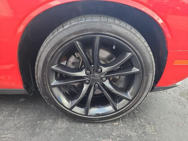 Photo of 2016 RED Dodge Challenger